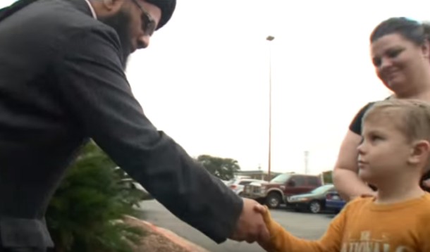 Boy donates piggy bank money to vandalized Mosque | YummyMummyClub.ca