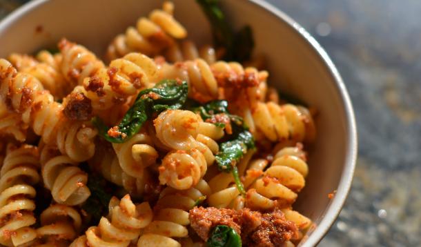 Sun-Dried Tomato Pesto Rotini Recipe :: YummyMummyClub.ca