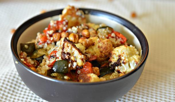 This vegan Quinoa With Roasted Vegetables and Chickpeas energy bowl not only makes a satisfying and healthy high protein salad, it also teaches you how to make the most addictive snack you'll ever eat: oven roasted chickpeas! | Meatless | Vegetarian | YMCFood | YummyMummyClub.ca